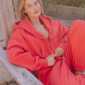 DAILY DRILLS Heart Cropped Zip Hoodie